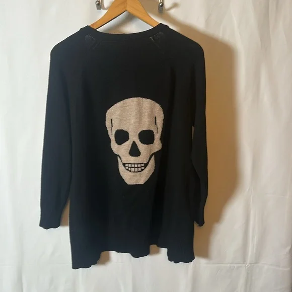 💀 Cozy black knit cardigan with skull print - Picture 2 of 5
